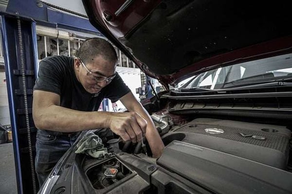 OIl Change_Mechanic_Technician_Pixabay