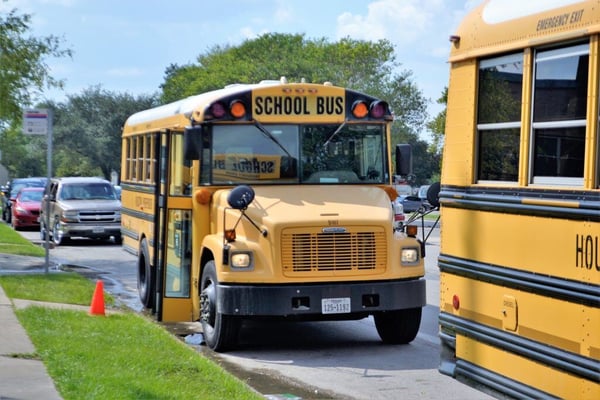School-buses-at-school_Pixabay-1024x683