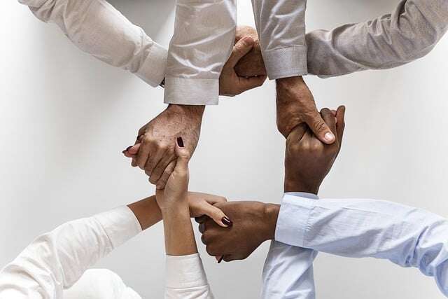 Support_Hands_Pixabay