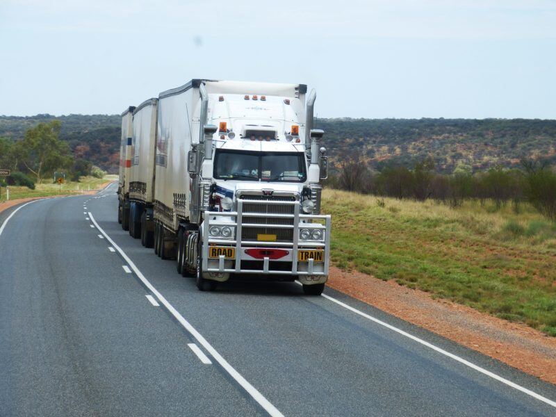 semi-trailer-truck-open-road-800x600 (1)